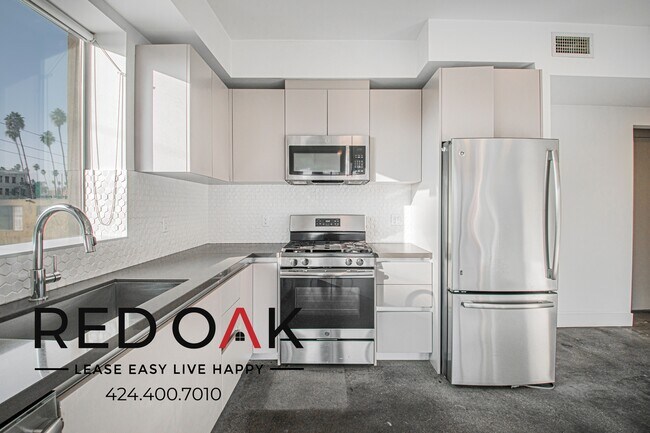 Building Photo - 453 S Kenmore Ave