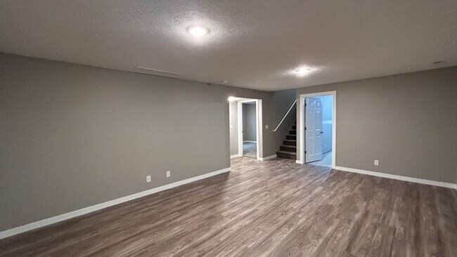 Building Photo - 4 Bedroom Townhome