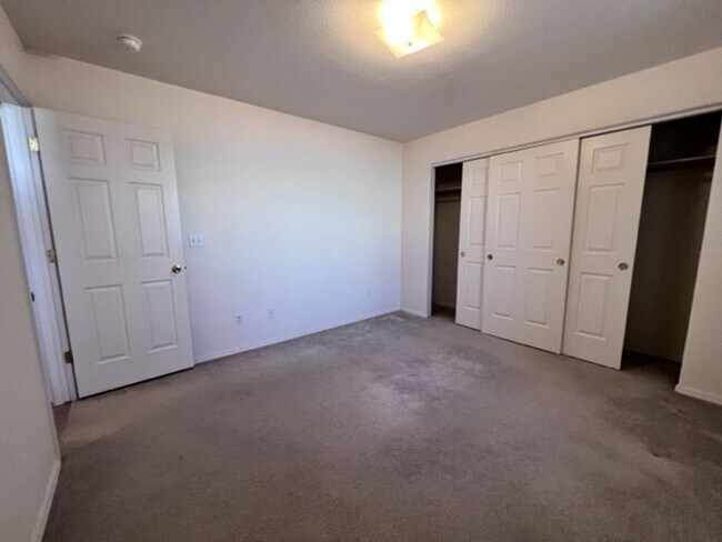 Building Photo - Silver Sands Community Home with fenced Yard 2BR plus bonus area