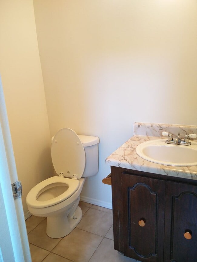Building Photo - Spacious 3 bedroom house For Rent