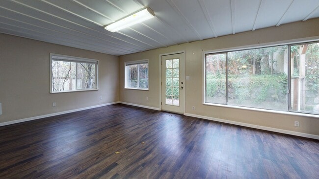 Primary Photo - Large Bremerton Duplex Unit Available for ...