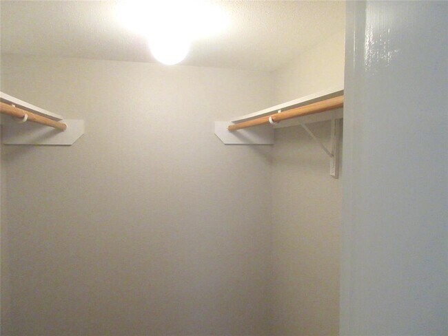 Building Photo - 1230 Shadowdale Dr