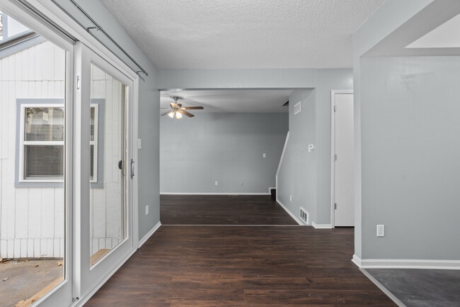 Building Photo - 642 NW Valleybrook Rd