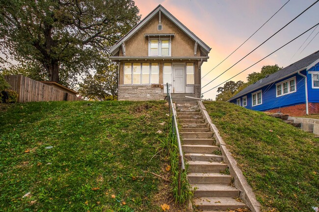 Building Photo - 3 bed/1.5 Bath Single Family Home