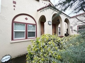 Building Photo - 1025 NE 31st Ave