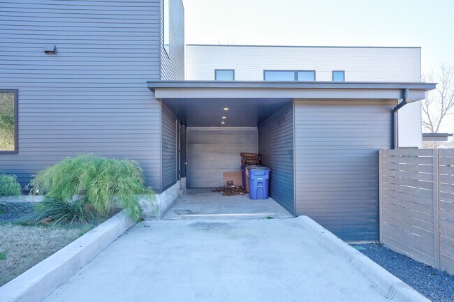 Building Photo - Spacious 3-Bedroom, 2.5-Bath Contemporary ...