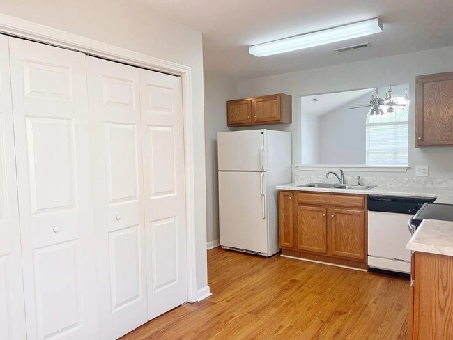 Building Photo - 105 Woodglen Dr