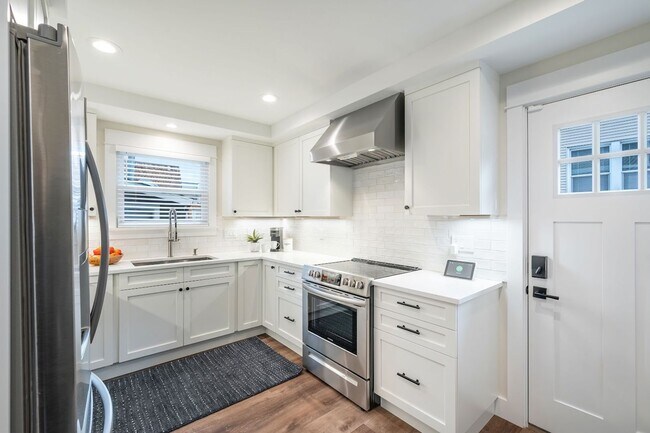 Building Photo - 2bd/1ba Seattle Home