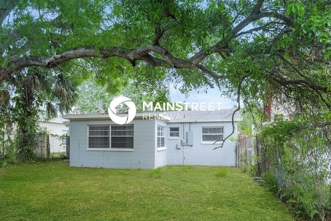 Building Photo - 3 Bedroom Pet-Friendly Home in St Petersbu...