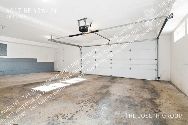 Building Photo - 4017 NE 45th St
