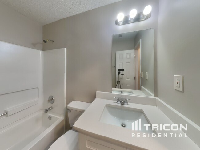 Building Photo - 5093 River Overlook Way