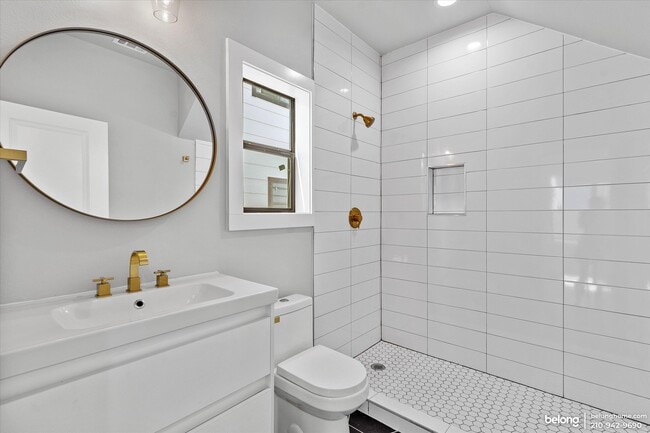 Building Photo - 810 Iowa St