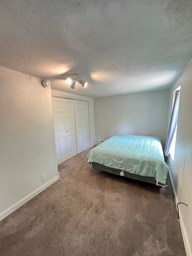 Building Photo - 2 bedroom MINIMALIST'S DREAM / all appliances with office