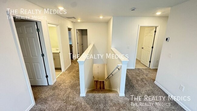 Building Photo - 2401 White Tail St