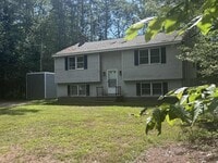 Building Photo - Quiet Bay Park Home