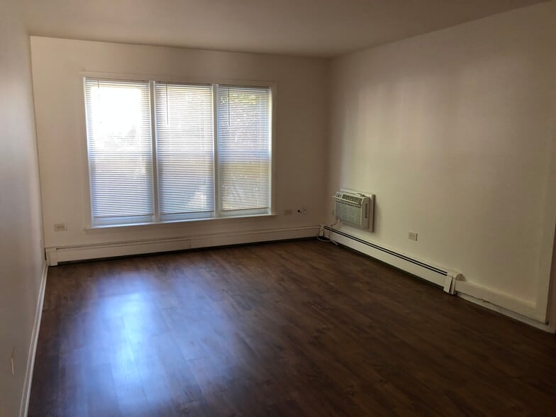 Living room - 10807 S Pulaski Rd