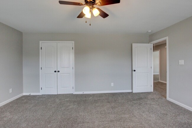 Building Photo - Sharp 4 bedroom HUGE house off exit 1 of I 24