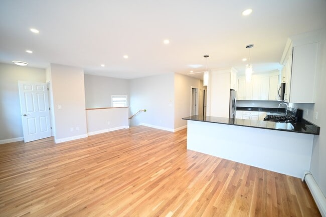Building Photo - 3Br/2Bth in Brookline! Close to Rt.9, very quiet area, walk to JP Pond!