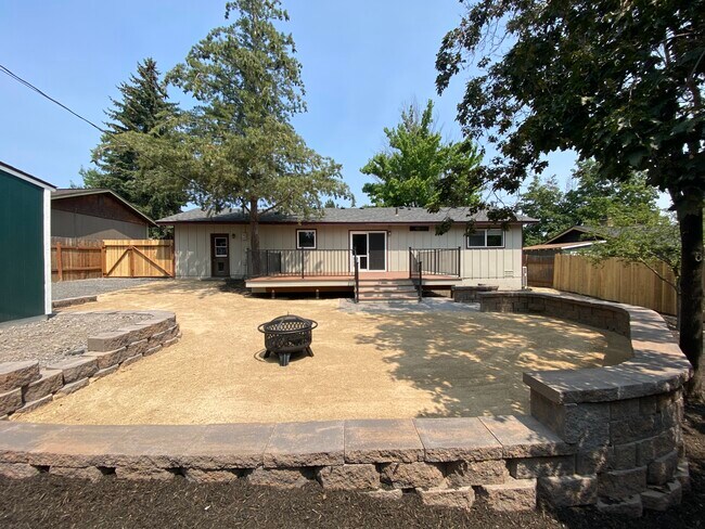 Building Photo - 1261 NE Dempsey Dr