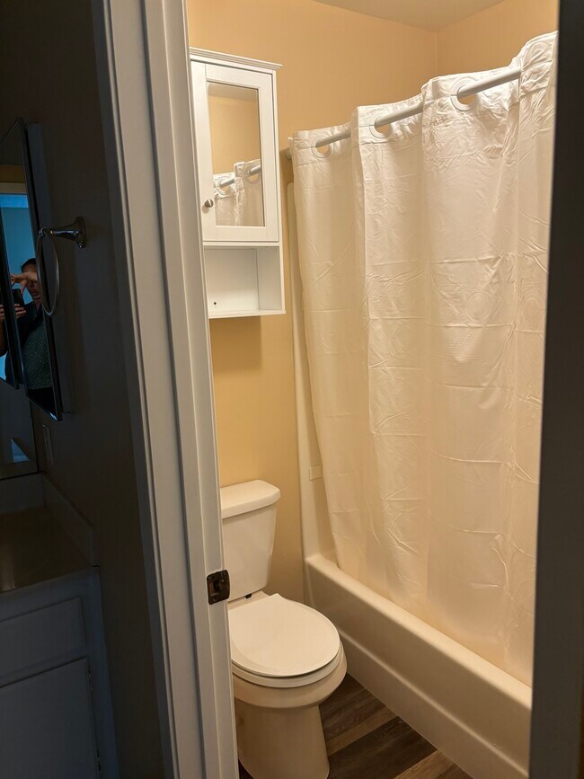 Separate water closet and shower - 1059 Shadowridge Dr