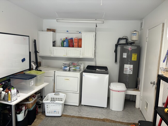 Garage with washer/ dryer - 5007 Fort Clark Dr