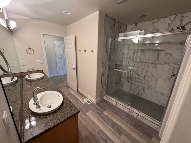 Building Photo - 3 Bed, 2.5 Bath Condo in Eagle River