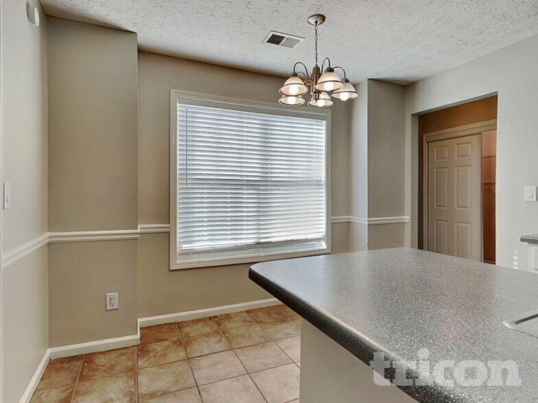 Building Photo - 2051 Meadowglen Ln