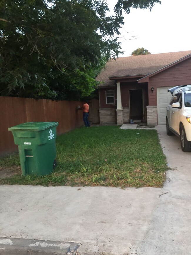 Building Photo - 909 E Jefferson St