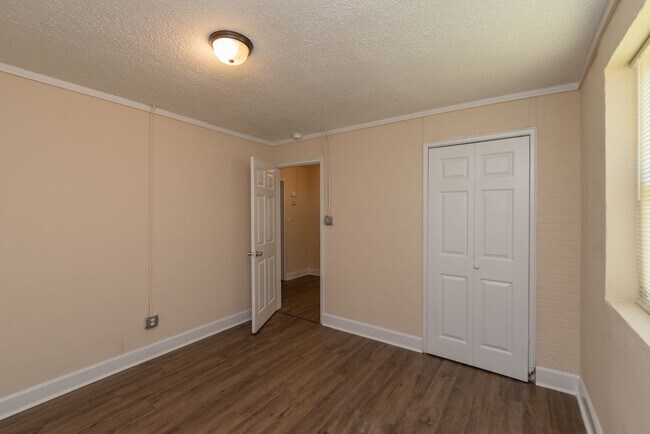 Building Photo - $950 - 3 bed/1 bath single-family home for rent, all electric! - Section 8 welcome!