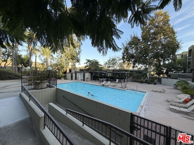 Building Photo - 805 Temple Terrace