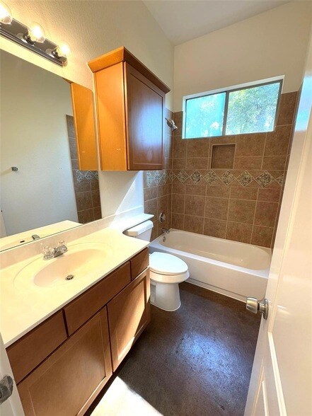 Building Photo - 609 Franklin Blvd