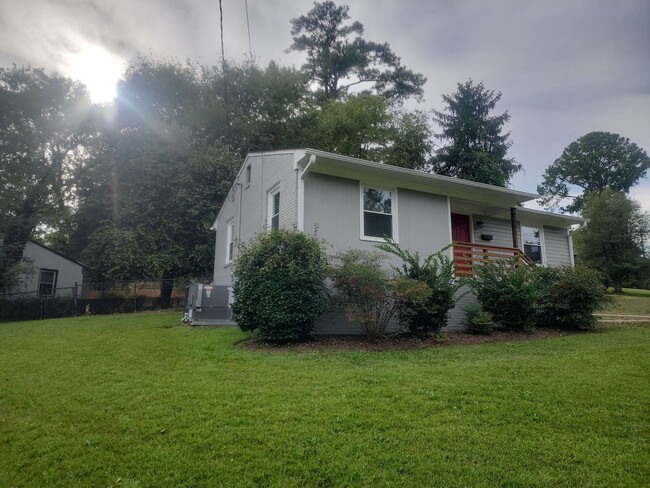 Building Photo - Charming 2-Bedroom, 1-Bathroom Home – 800 ...