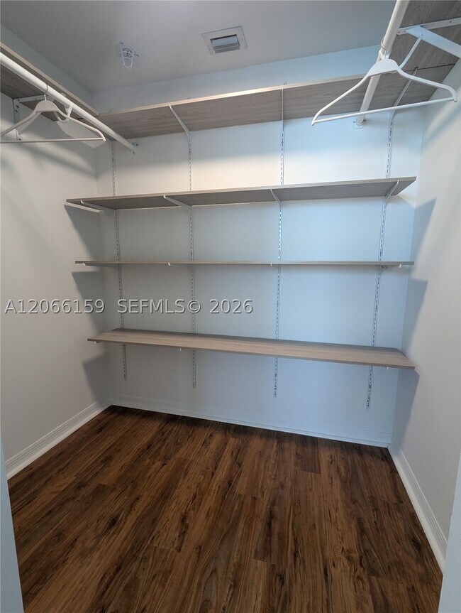 Building Photo - 1155 Brickell Bay Dr