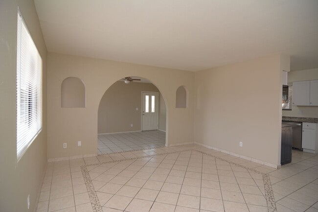 Building Photo - Updated 3 Bedroom 2 Bath Home! Southwest Tucson Location!