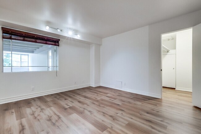 Building Photo - 435 N Oakhurst Dr