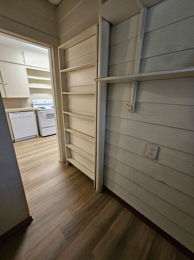 Building Photo - (2) Bed/(1) Bath Avail NOW! Hardwood Floors!