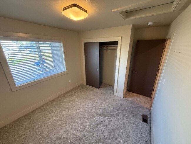 Building Photo - Available August 5, 3 bed 2.5 bath