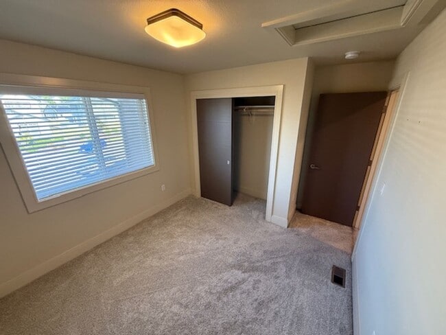 Building Photo - Available September 1, 3 bed 2.5 bath
