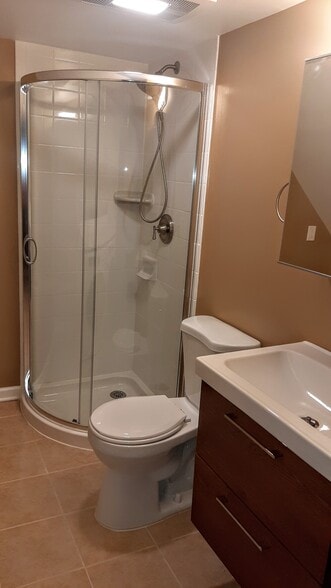 Bathroom - shower - 3707 Lawrence Ave