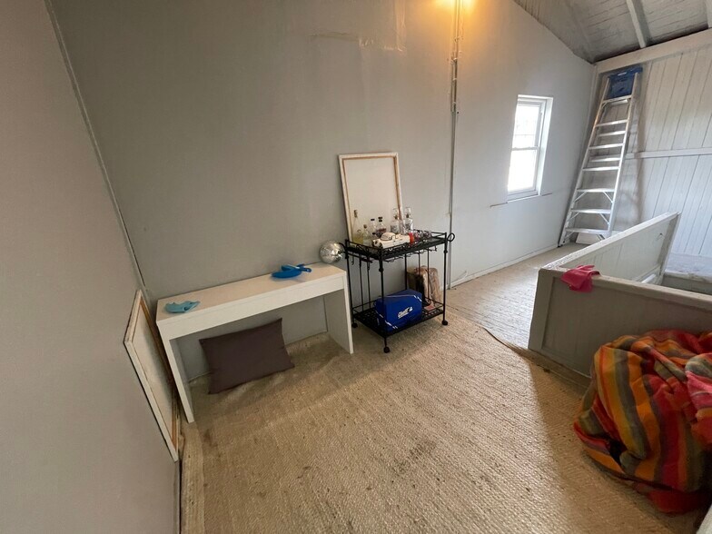 Enclosed porch - 1828 N Bissell St