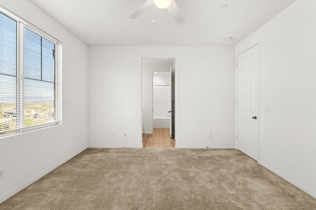 Building Photo - Stunning 4 bedroom 3 bath home in Summer Wind Trail Community