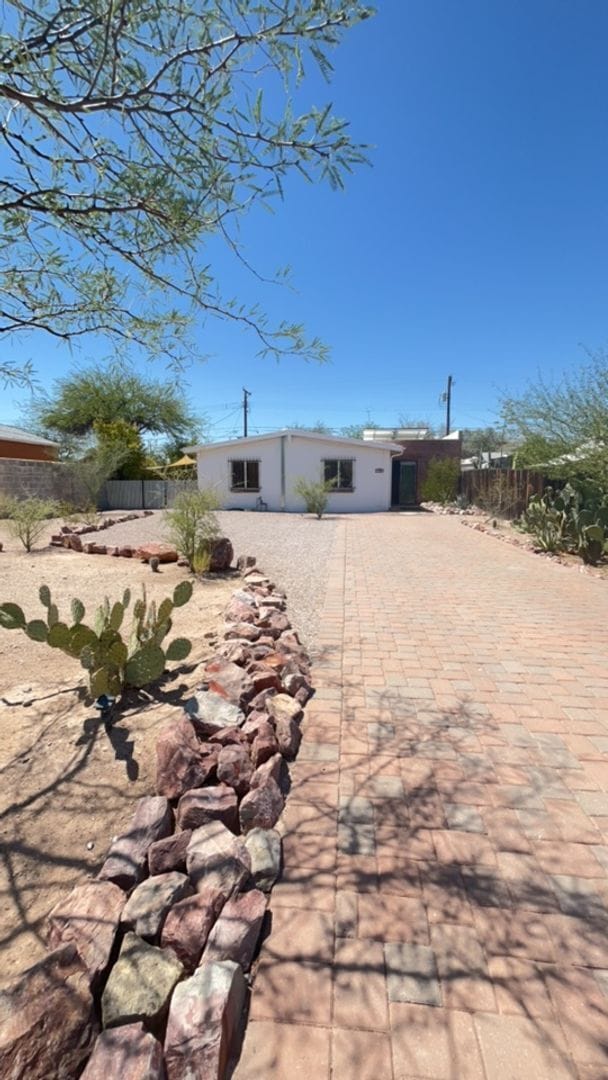 Building Photo - Close to University of Arizona