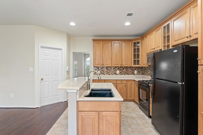 Building Photo - Commuter's Dream! Stylish 3-Bedroom Condo ...