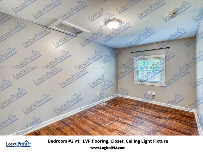 Building Photo - 2/1 Duplex w/ New LVP,Lrg Fncd Yrd,AC,Prch...