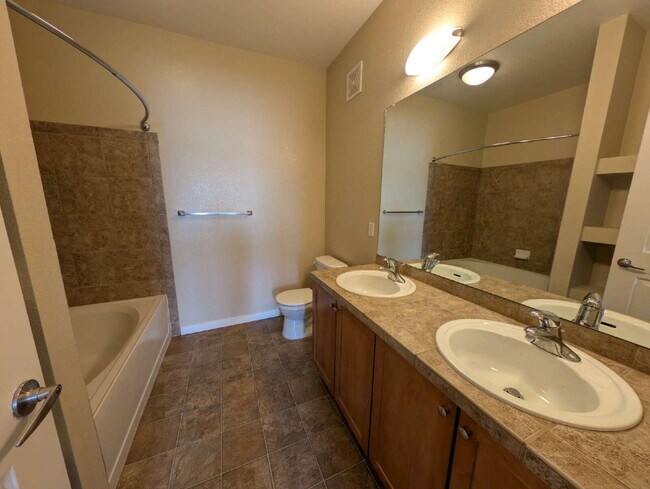 Building Photo - Beautiful 2BD/2BA Condo with Garage in Parkhill