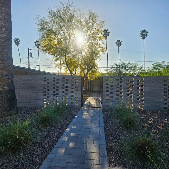 Building Photo - 3326 N 66th Pl