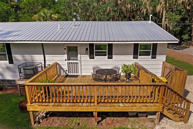 Building Photo - 151 Rendant Ave