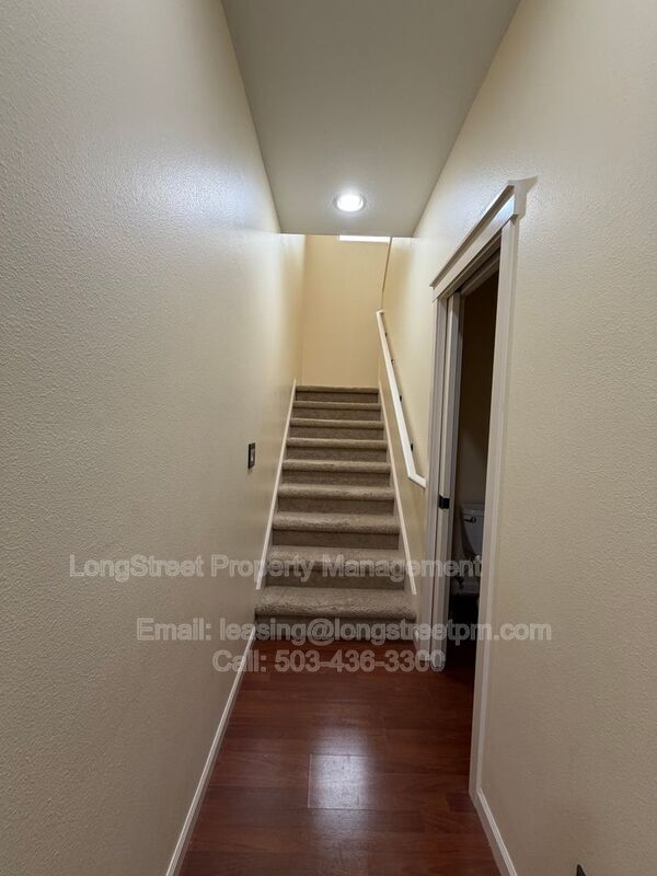 Building Photo - 823 Crouchen St NW