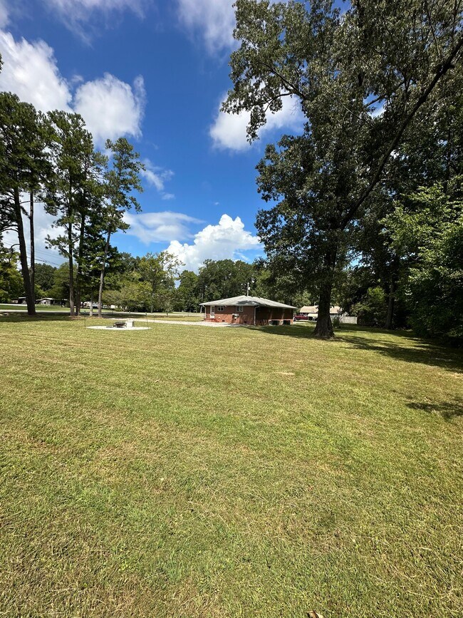 Building Photo - 1512 Happy Valley Rd