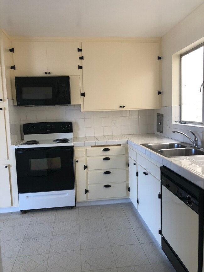 Building Photo - 2233 Taraval St